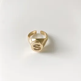 Anel Ajustável Mindinho Letra S Cravejada em Zircônias Folheado a Ouro 18k