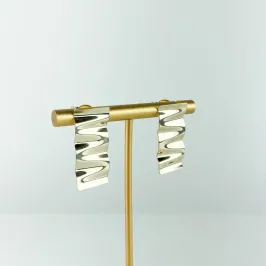 Brinco Retangular em Relevo Folheado a Ouro 18k