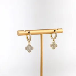 Brinco Trevo Cravejado em Zircônias Folheado a Ouro 18k