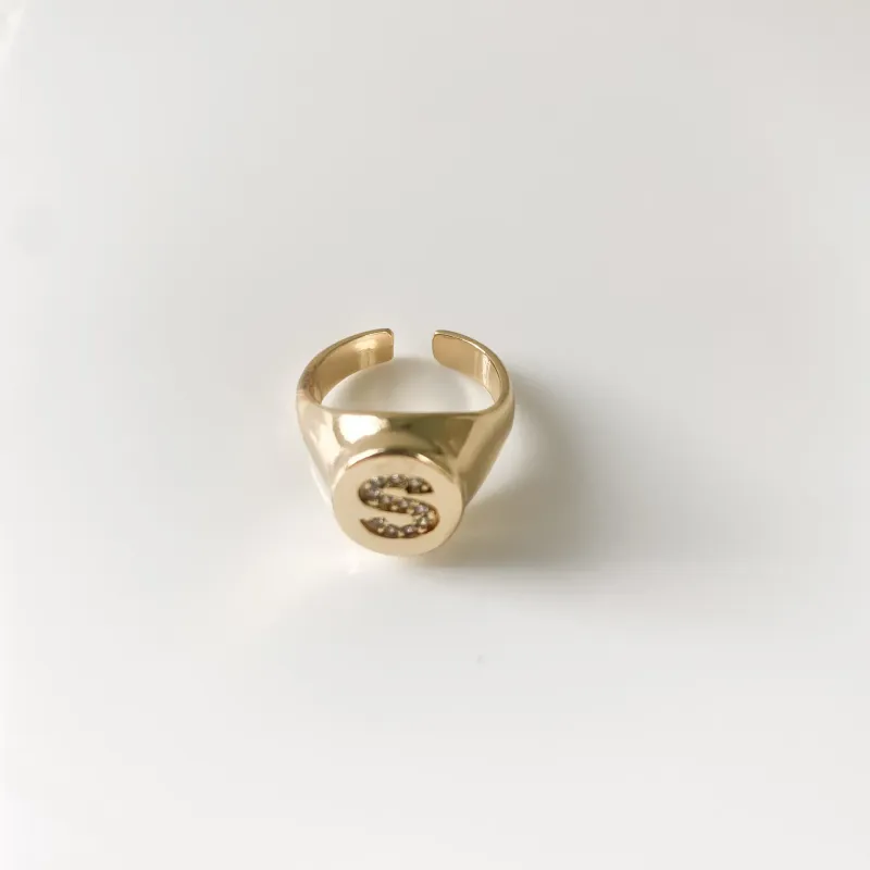 Anel Ajustável Mindinho Letra S Cravejada em Zircônias Folheado a Ouro 18k