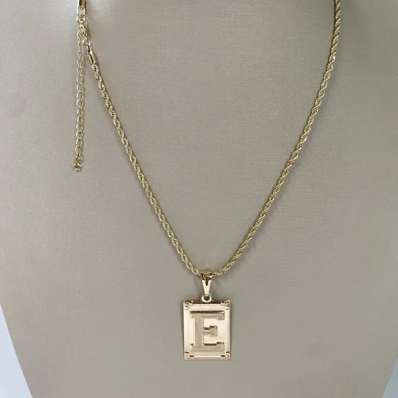 Colar Cordão Baiano com Pingente Placa Letra E Folheado a Ouro 18k