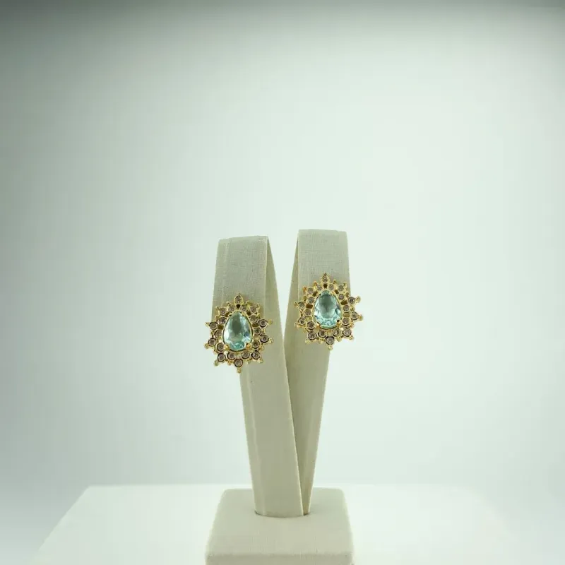 Brinco Design de Gota Cravejado com Zircônia Folheado a Ouro 18k