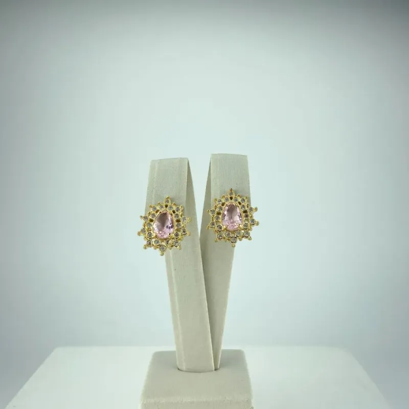 Brinco Design de Gota Cravejado com Zircônia Folheado a Ouro 18k