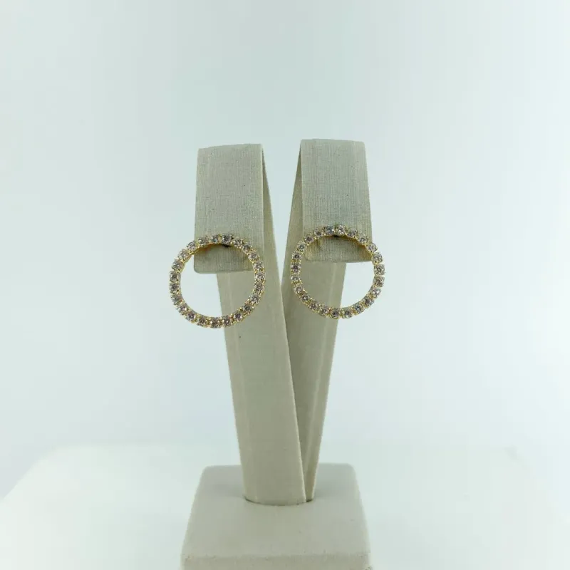 Brinco com Design de Círculo Cravejado de Zircônias Folheado a Ouro 18k