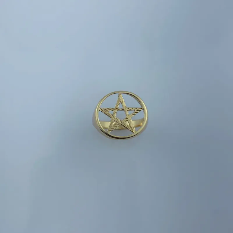 Anel com Estrela Vazada Folheado a Ouro 18k