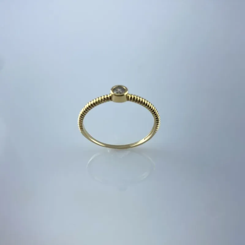 Anel Solitário com Aro Detalhado Folheado a Ouro 18k