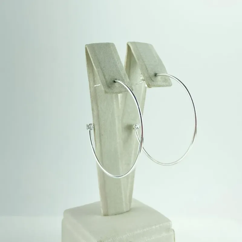 Brinco Argola Lisa e Ponto de Luz Folheado em Prata