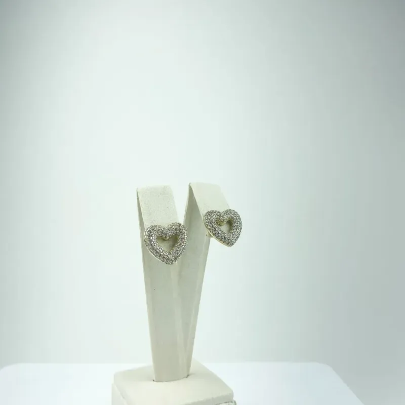 Brinco Design Coração Vazado Cravejado de Zircônia Folheado a Ouro 18k
