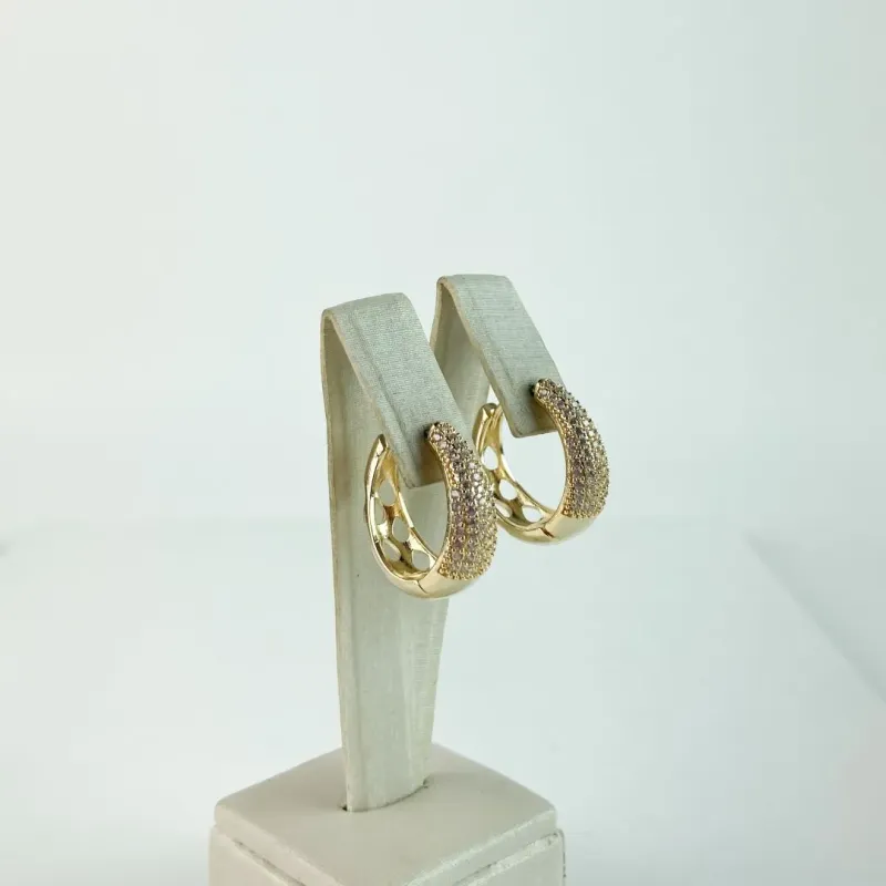 Brinco Argola Cravejada em Zircônias Folheado a Ouro 18 K