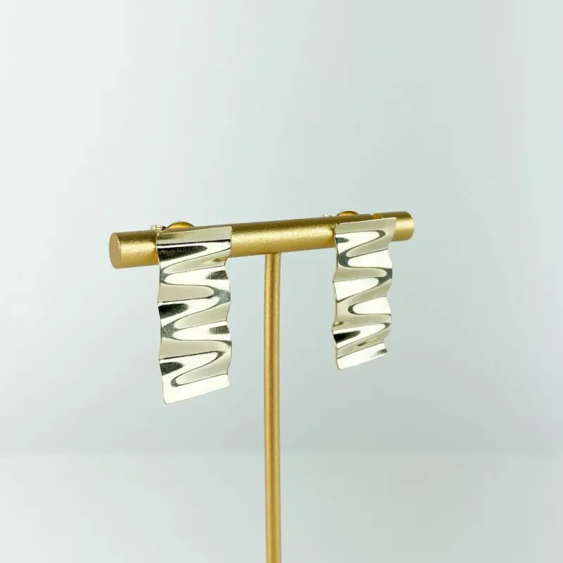Brinco Retangular em Relevo Folheado a Ouro 18k