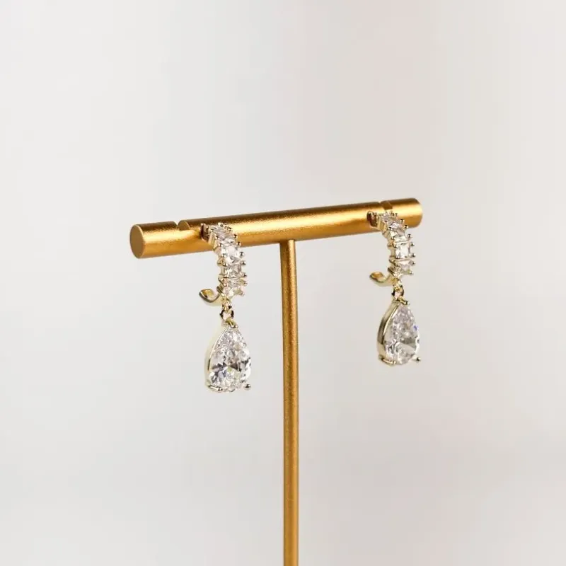 Brinco com Pingente Gota em Zircônias Folheado a Ouro 18k