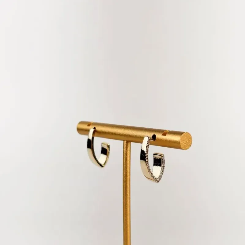 Brinco em Zircônias Lateral Folheado a Ouro 18k