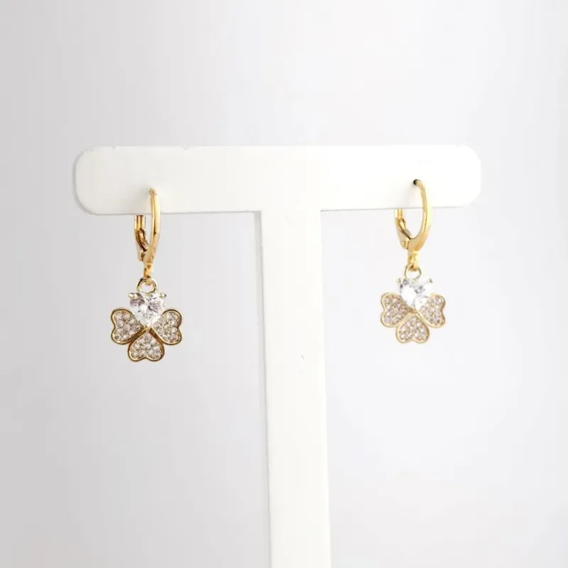 Brinco Pingente Trevo em Zircônias Folheado a Ouro 18k