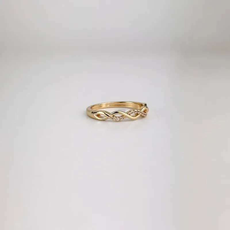 Anel Entrelaçado Cravejado em Zircônias Folheado a Ouro 18k