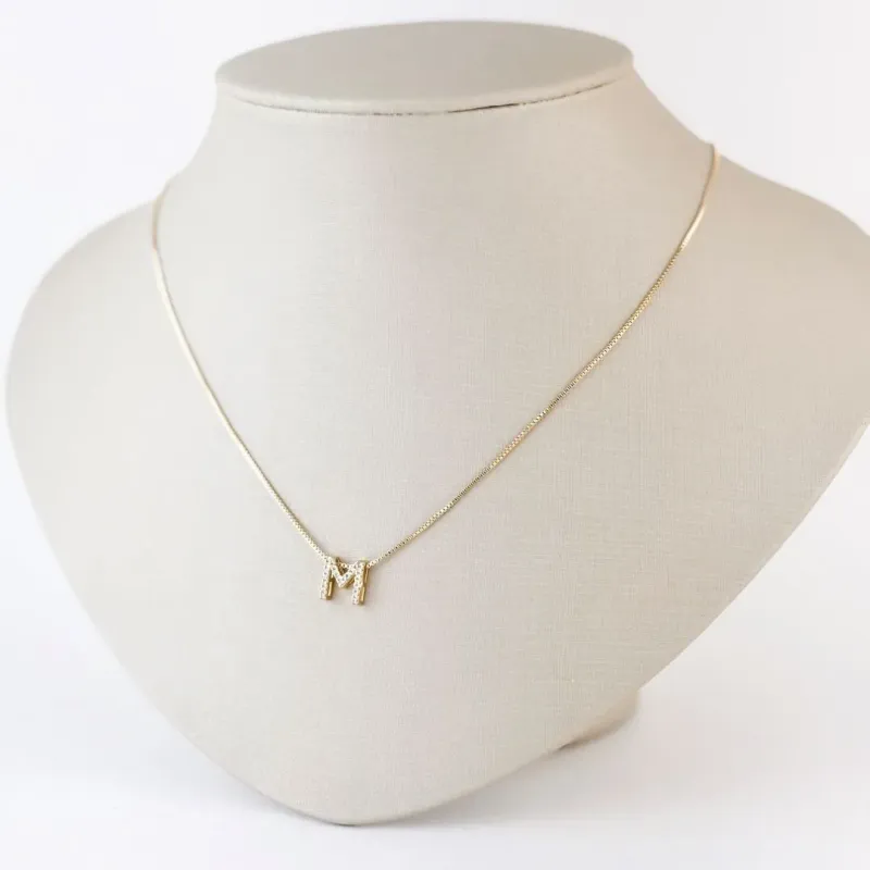 Colar Pingente Letra M em Zircônias Folheado a Ouro 18k