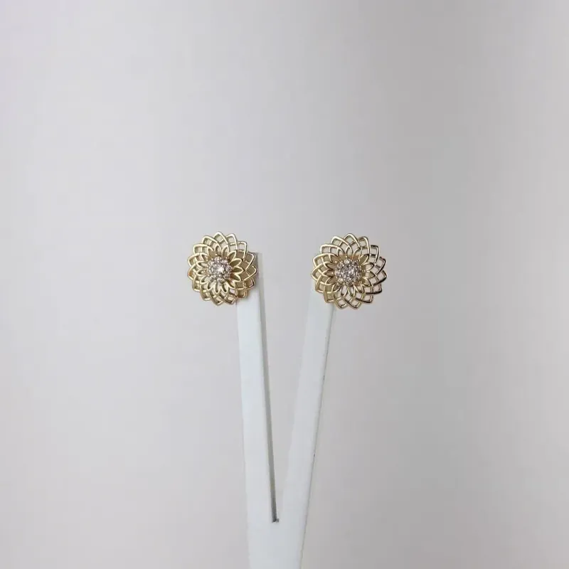 Brinco Lótus Cravejado em Zircônias Folheado a Ouro 18k