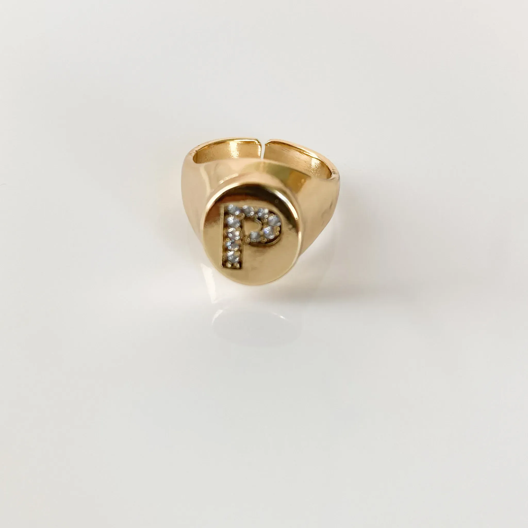 Anel Ajustável Mindinho Letra P Cravejada em Zircônias Folheado a Ouro 18k