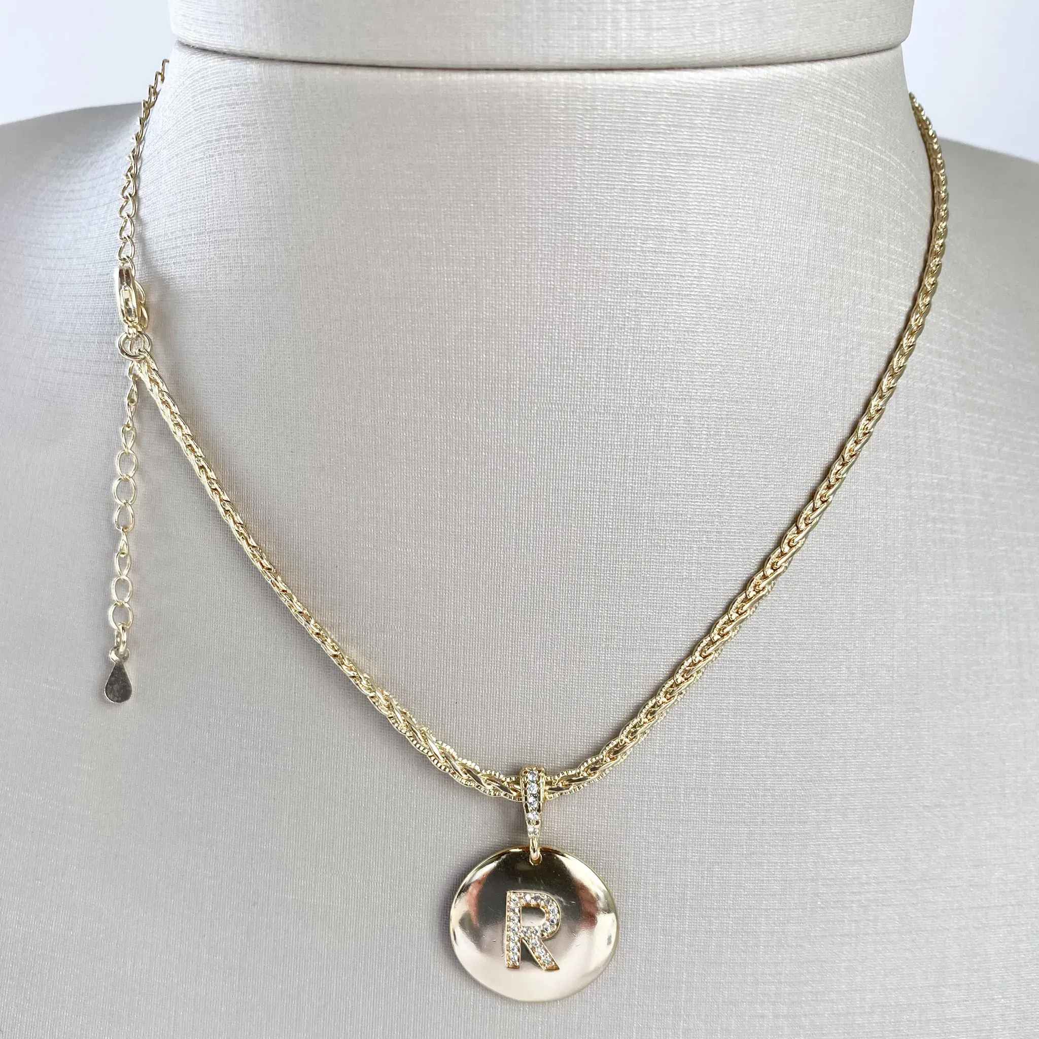 Choker de Malha Trançada com Pingente Mandala Letra R Cravejada em Zircônias Folheada a Ouro 18k