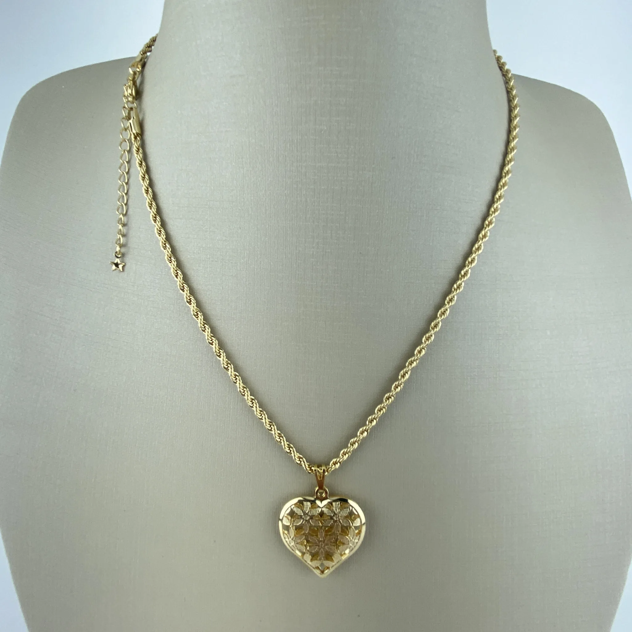 Colar Cordão Baiano com Pingente Design Coração Vazado com Flores Folheado a ouro 18k