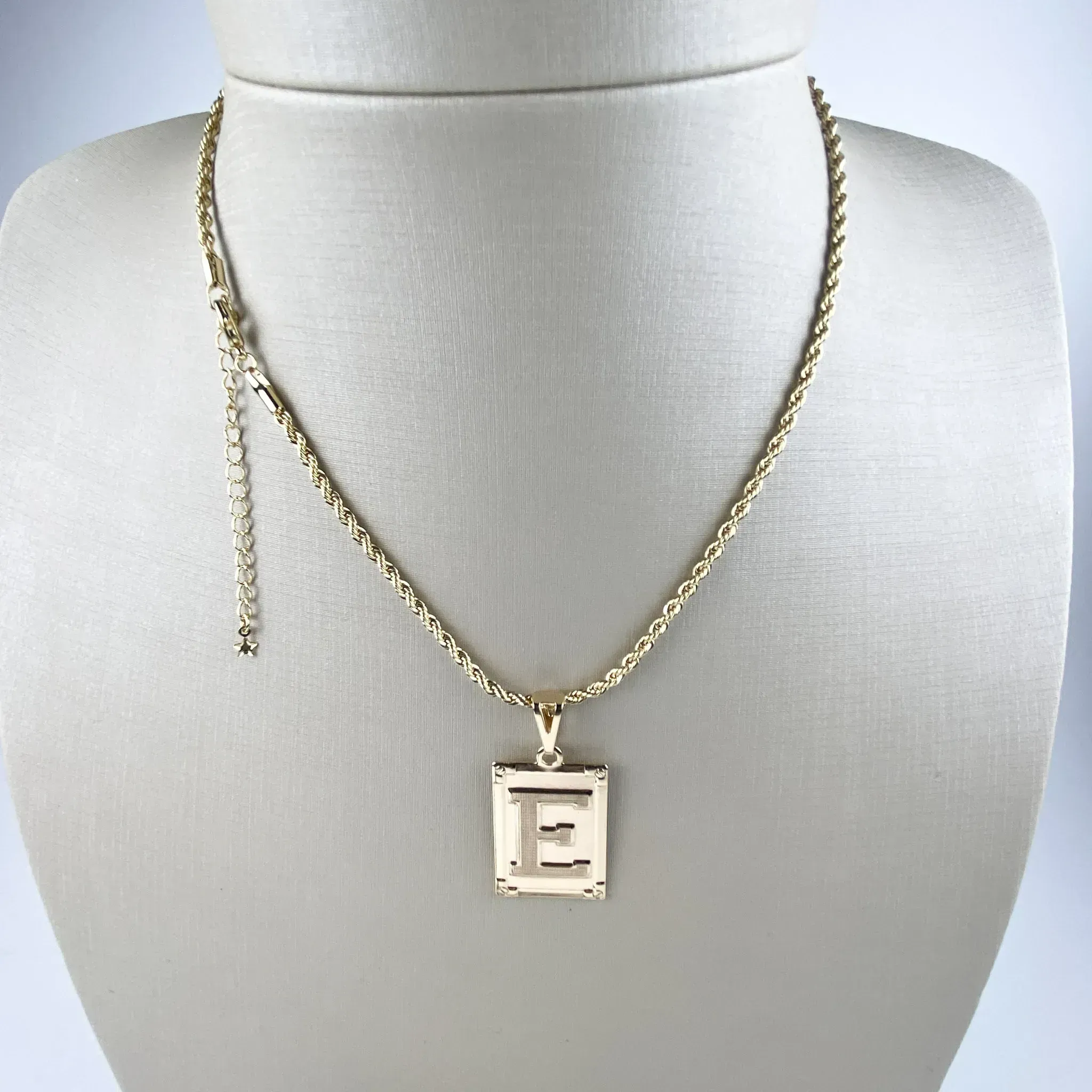 Colar Cordão Baiano com Pingente Letra E Folheada a Ouro 18k