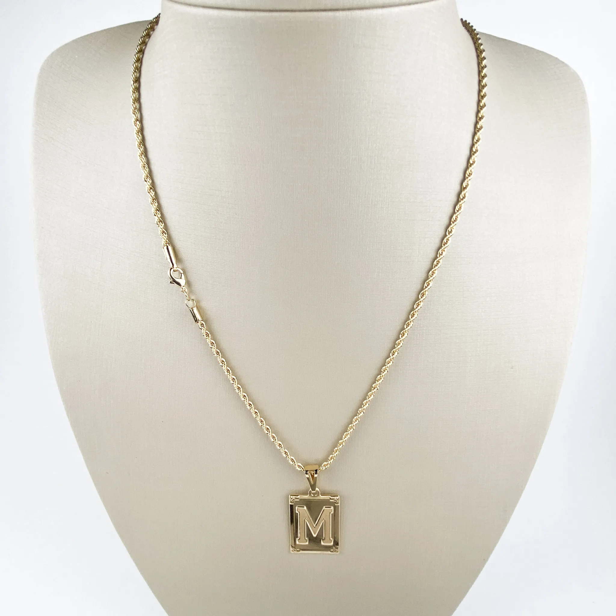 Colar Cordão Baiano com Pingente Letra M Folheado a Ouro 18k