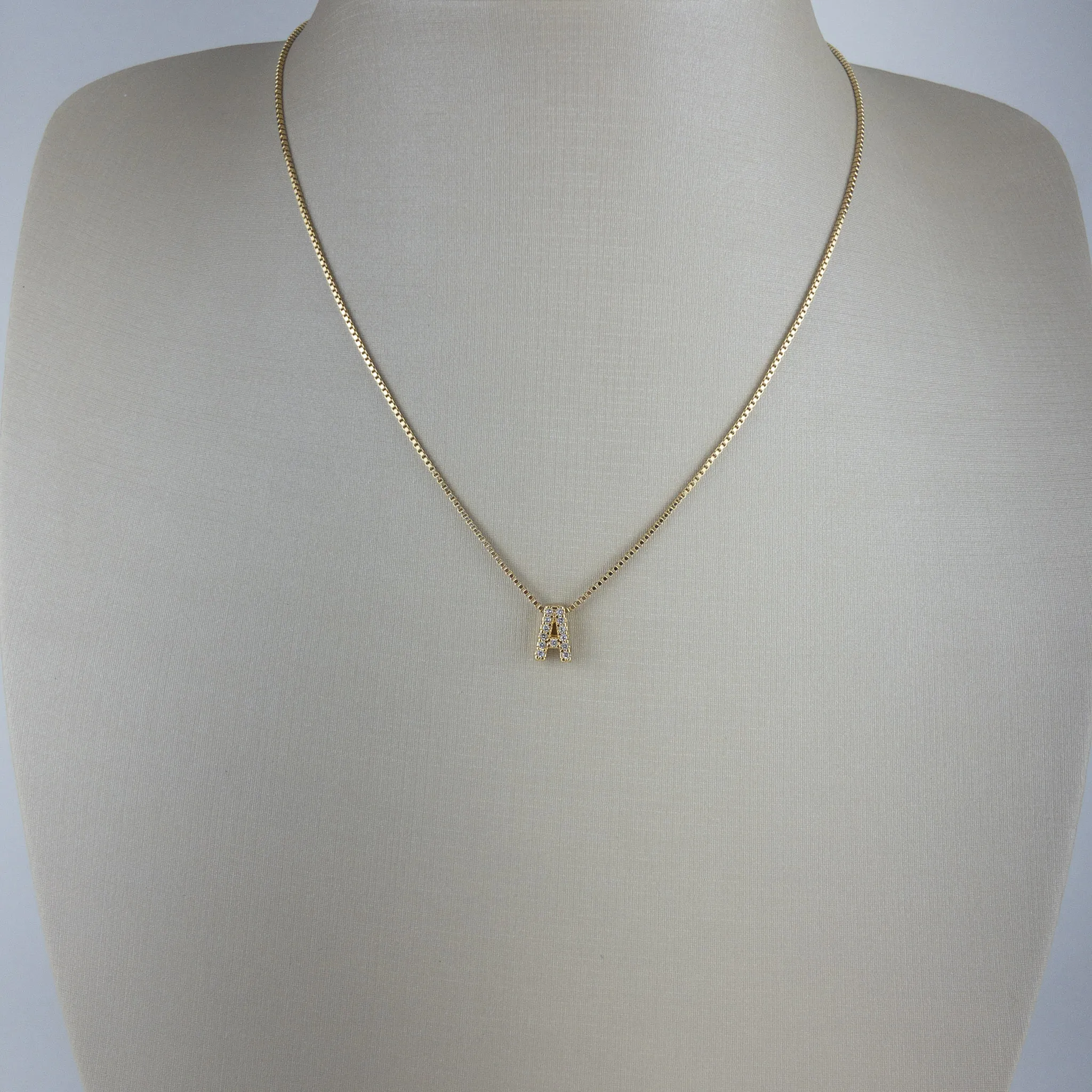 Colar Veneziana com Letra A Cravejada em Zircônias Folheado a Ouro 18k
