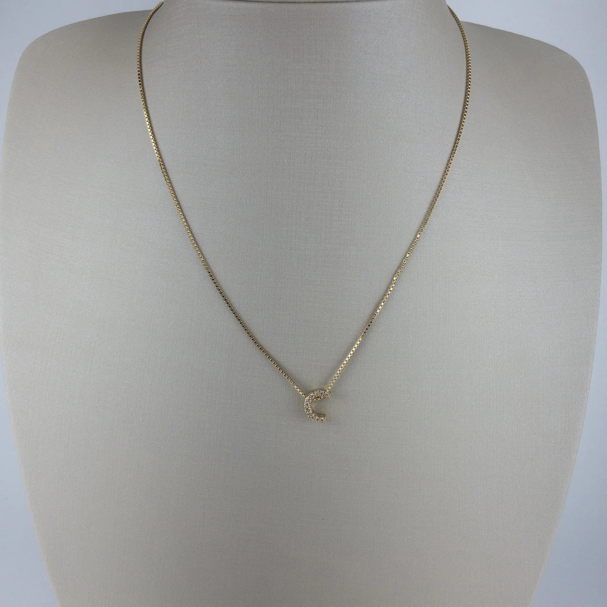 Colar Veneziana com Letra C Cravejada em Zircônias Folheada a Ouro 18k
