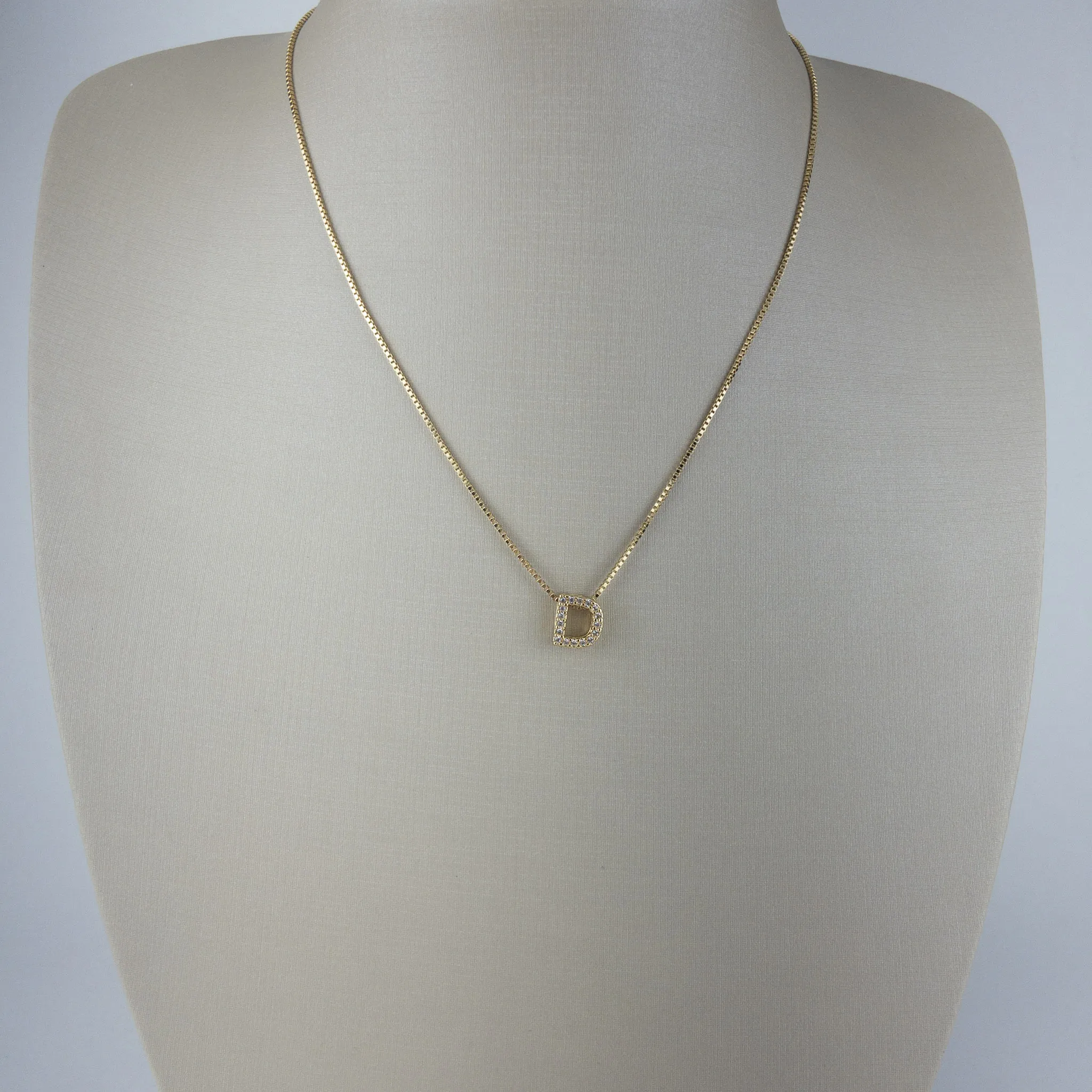Colar Veneziana com Pingente de Letra Cravejada de Zircônias Folheado a Ouro 18k