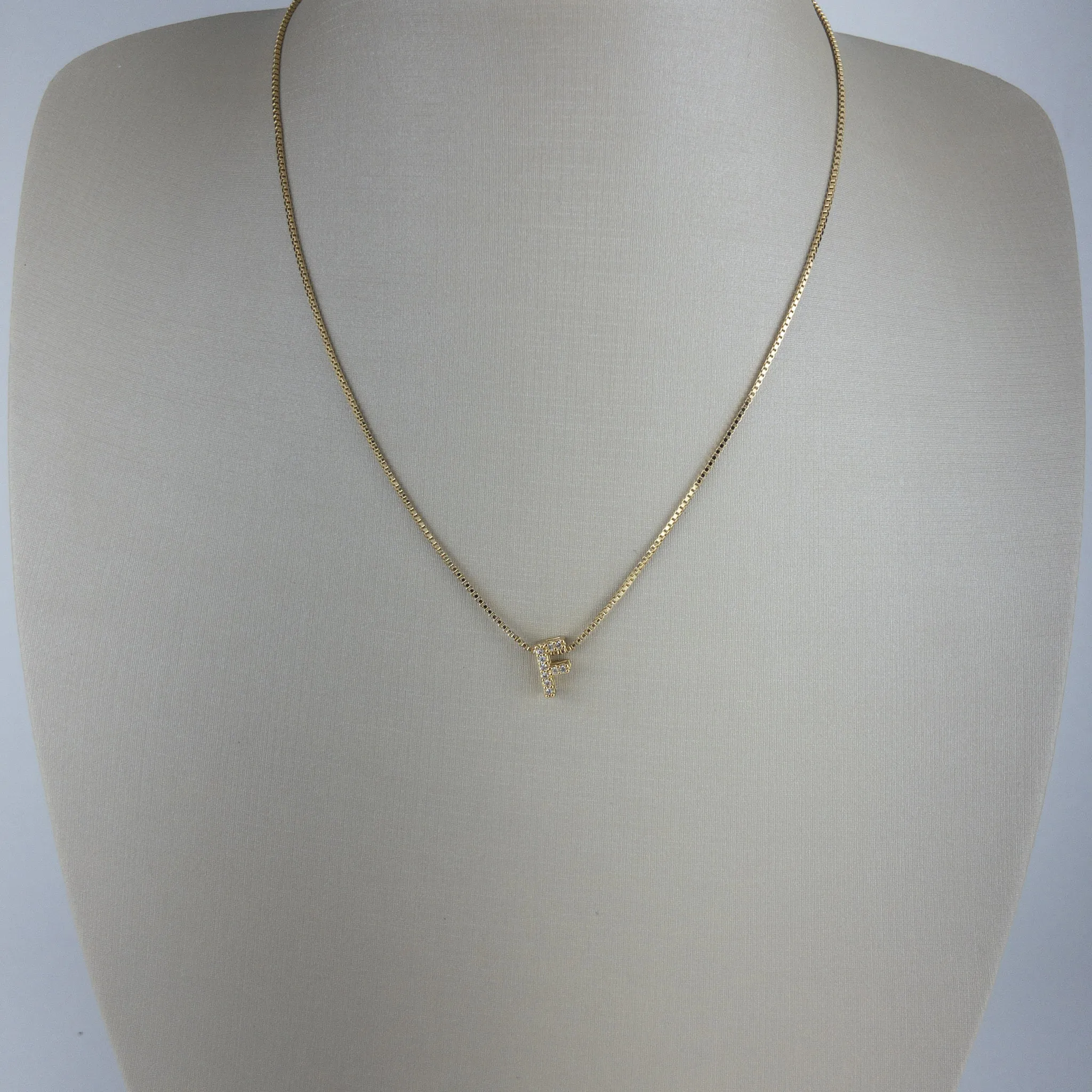 Colar Veneziana com Pingente de Letra Cravejada de Zircônias Folheado a Ouro 18k