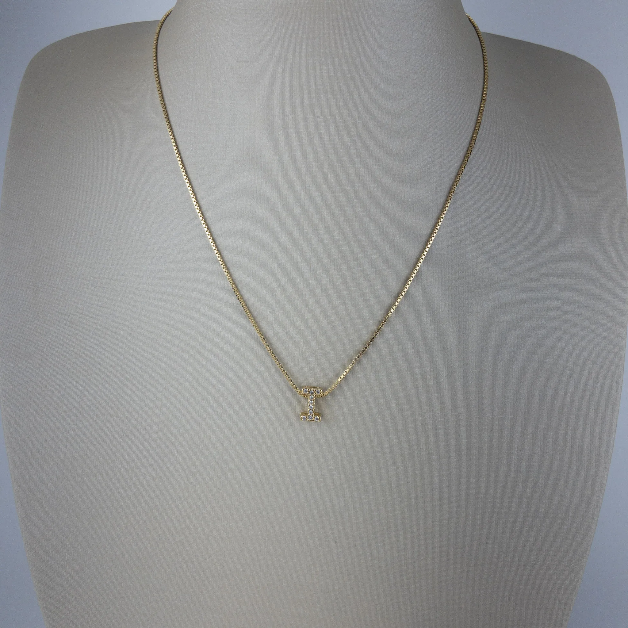 Colar Veneziana com Pingente de Letra Cravejada de Zircônias Folheado a Ouro 18k