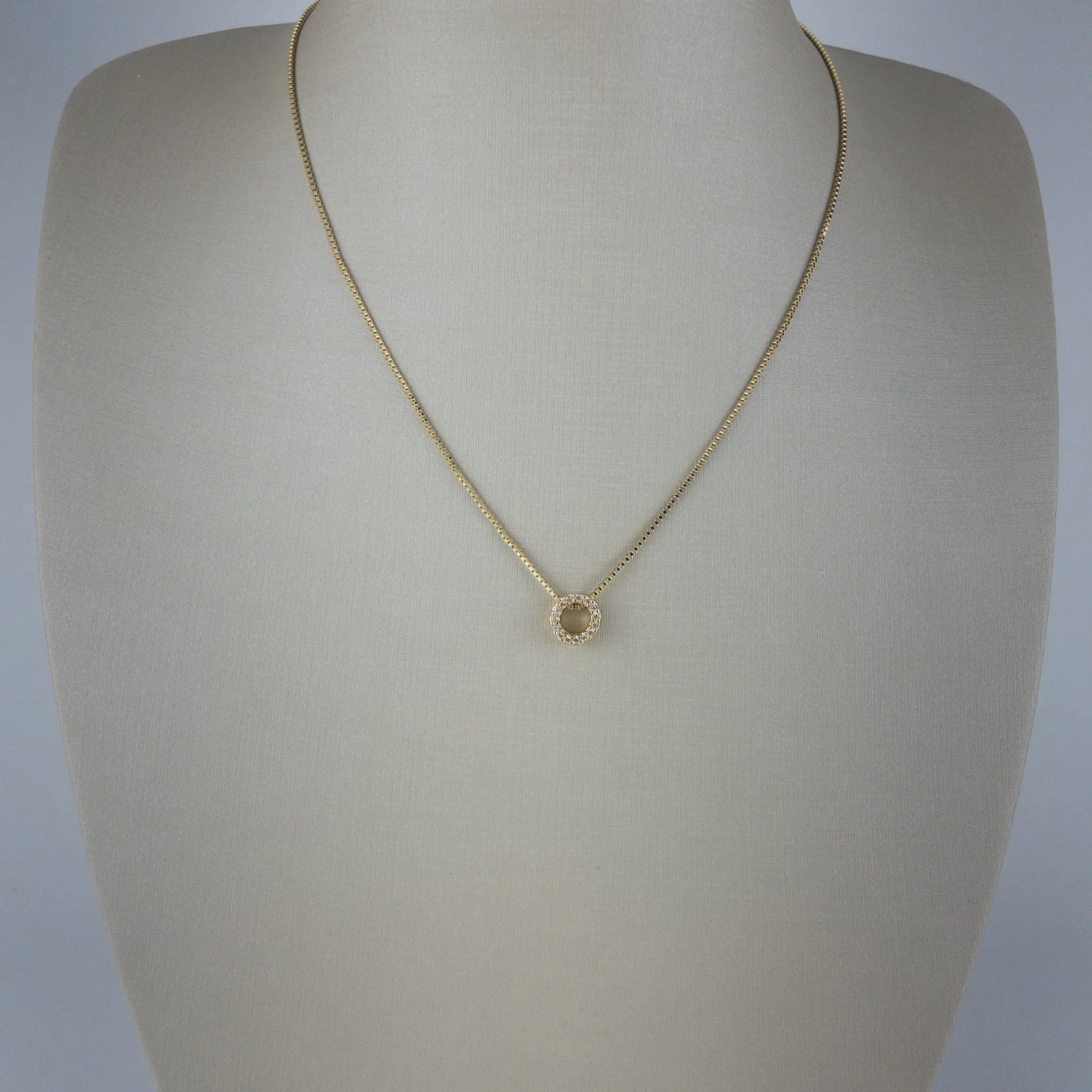 Colar Veneziana com Pingente de Letra Cravejada de Zircônias Folheado a Ouro 18k