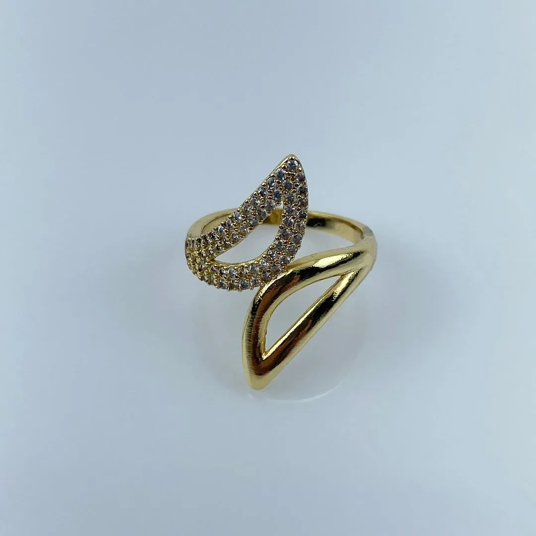Anel Design Meia Lua Lisa e Cravejada em Zircônia Folheado a Ouro 18k