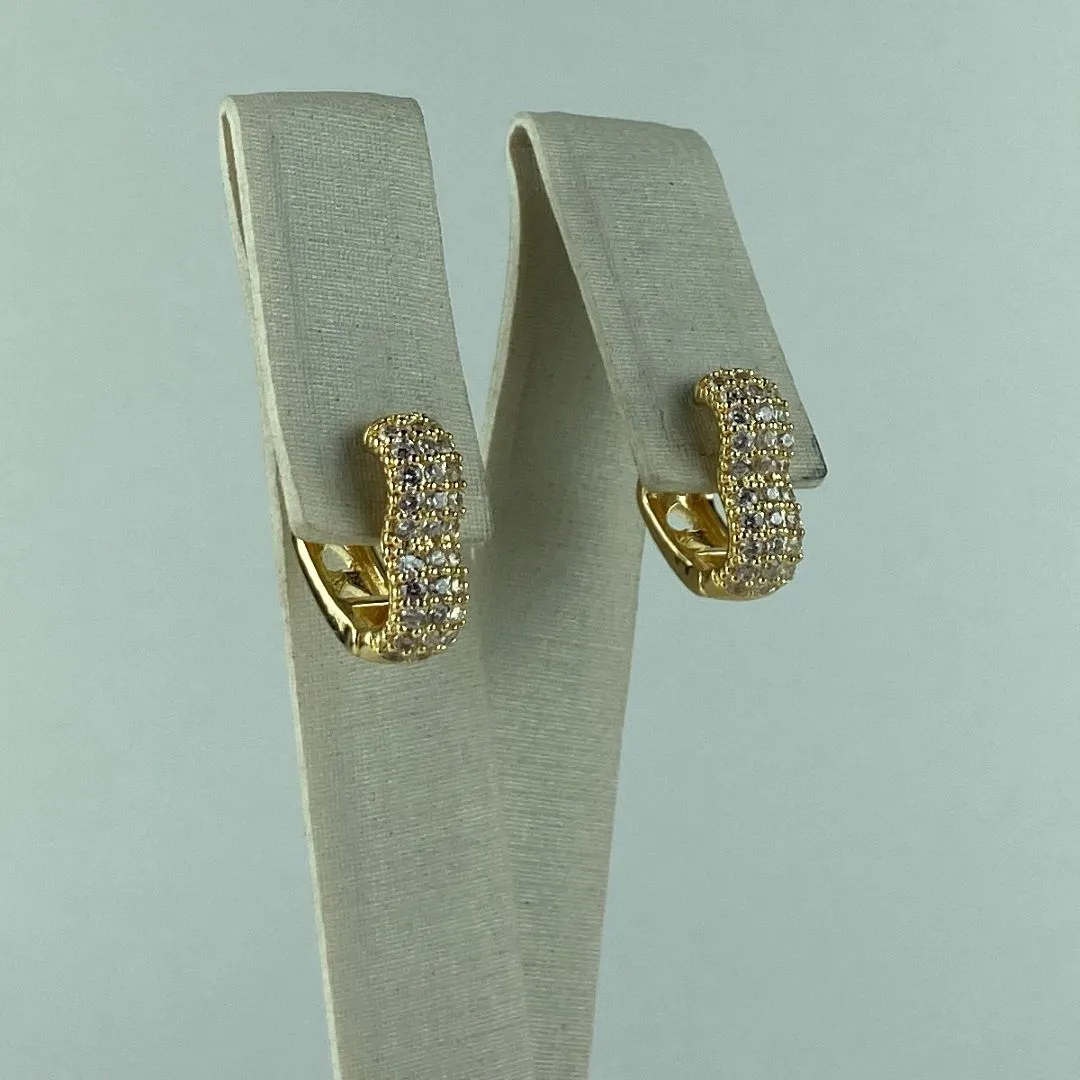 Brinco Argolinha Design Coração com Zircônias Folheado a Ouro 18k