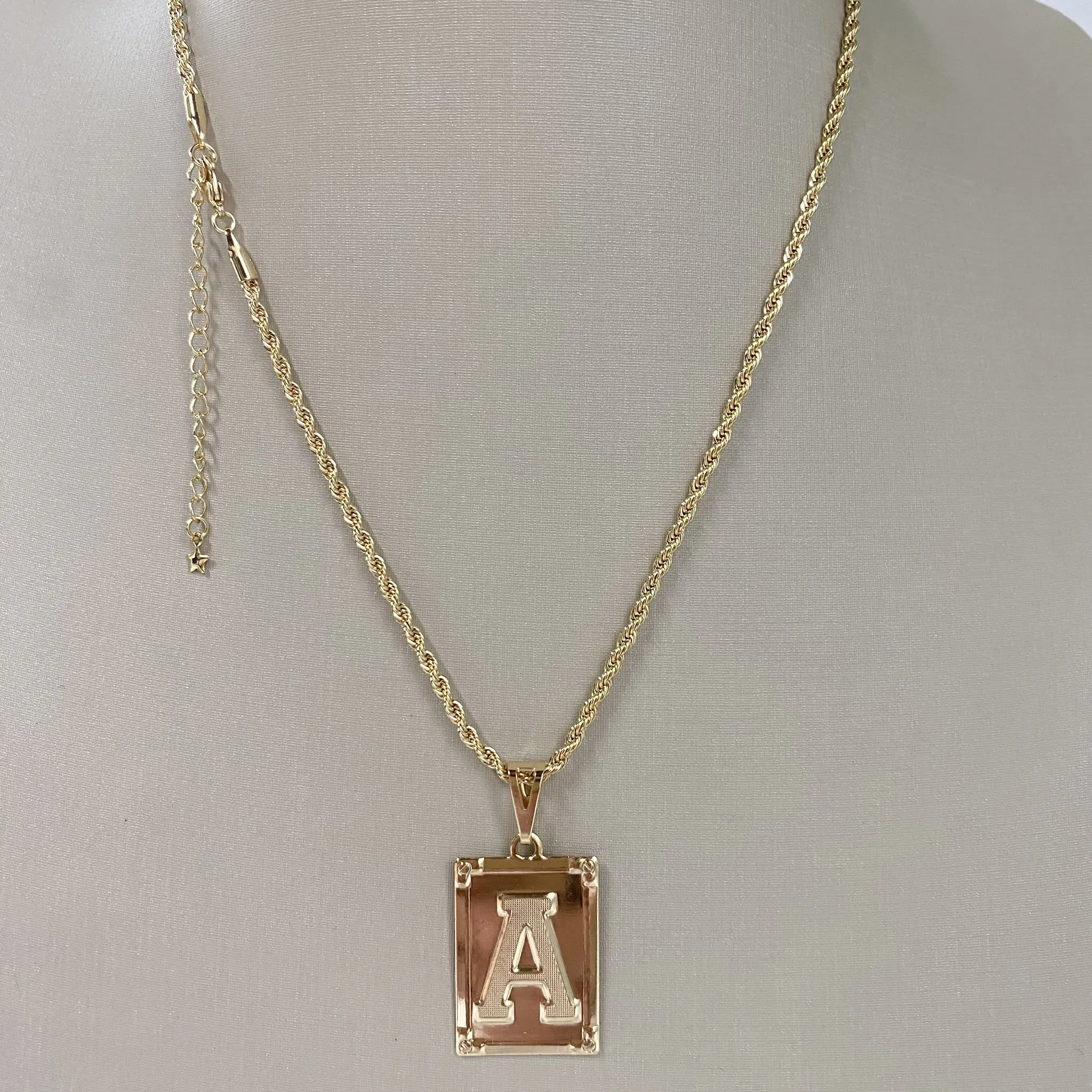 Colar Cordão Baiano com Pingente de Letra  Folheado a Ouro 18k
