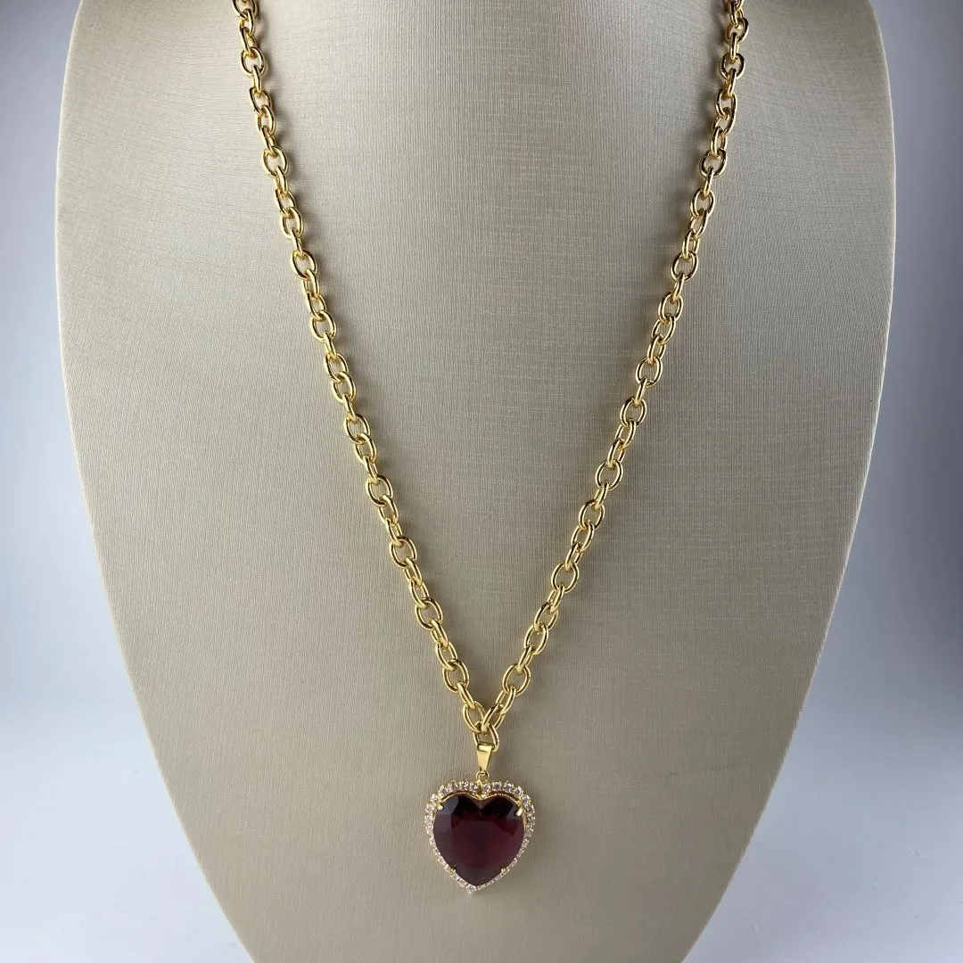 Colar Elo Português Pingente de Coração com o Entorno Cravejado em Zircônias e Pedra Vermelha Folheado a Ouro 18k