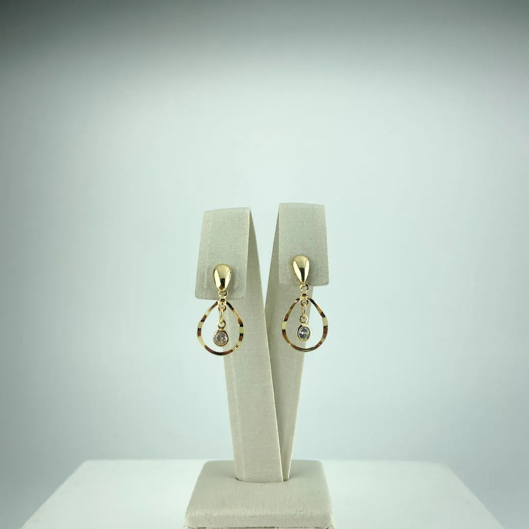 Brinco Design de Gota Vazada com Ponto de Luz Folheado a Ouro 18k