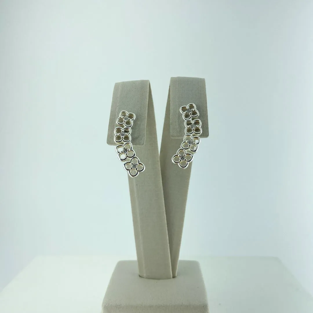 Brinco Ear Cuff Design de Flores Vazadas com Zircônia Folheado a Prata 2mm