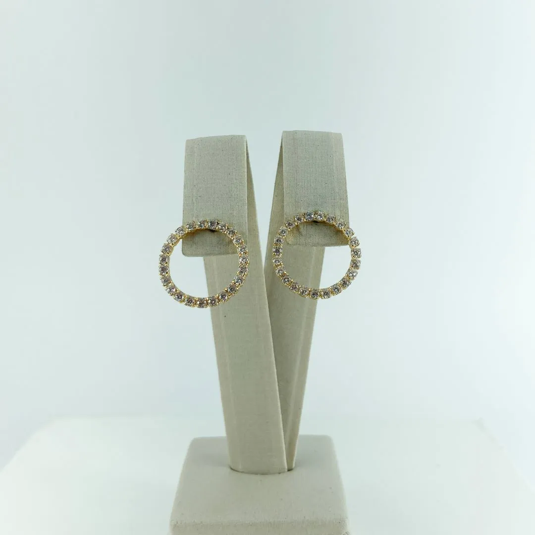Brinco com Design de Círculo Cravejado de Zircônias Folheado a Ouro 18k