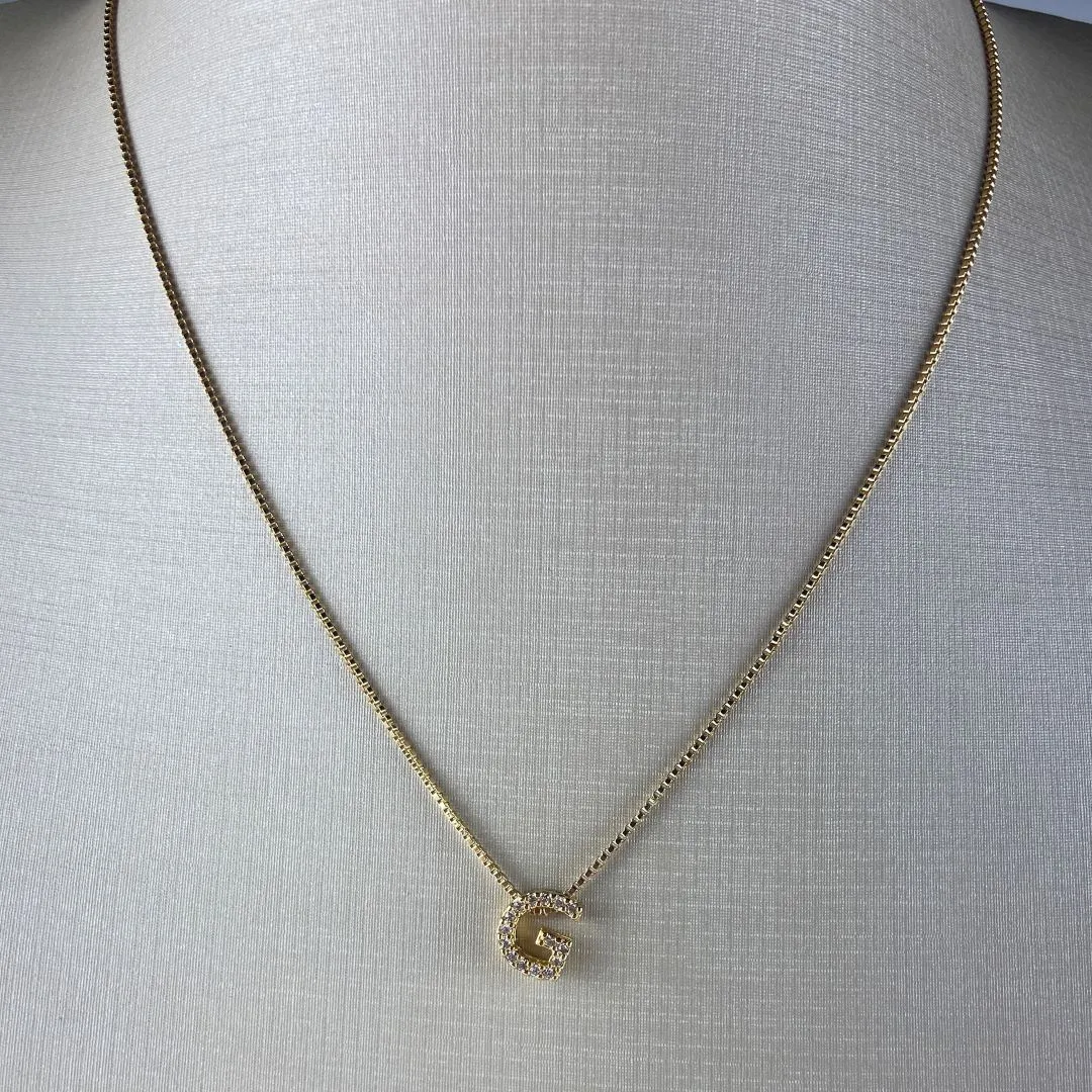 Colar Veneziana com Pingente de Letra Cravejada de Zircônias Folheado a Ouro 18k