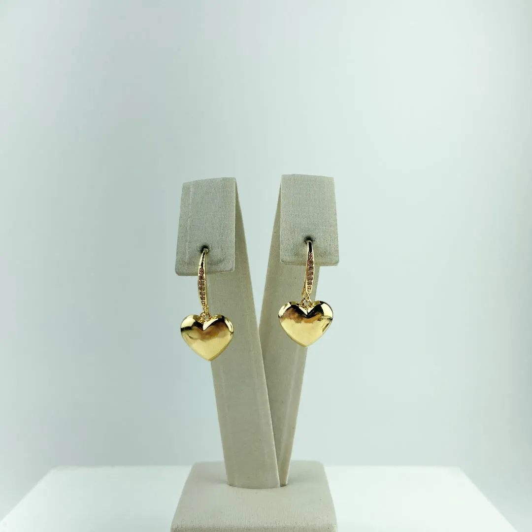 Brinco com Pingente de Coração e Microzircônias Folheado a Ouro 18k