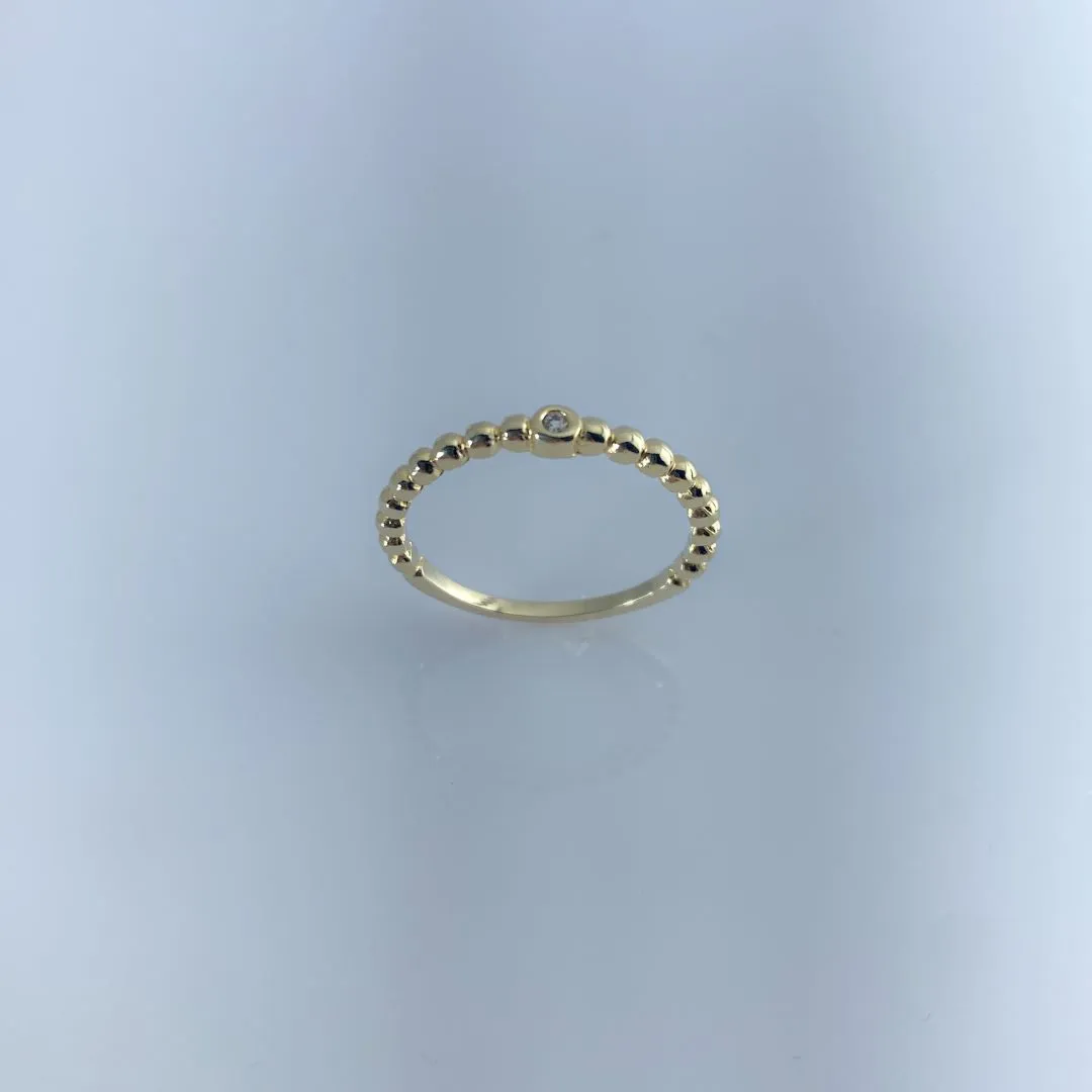 Anel com Design de Bolinha e Zircônia Centralizada Folheada a Ouro 18k