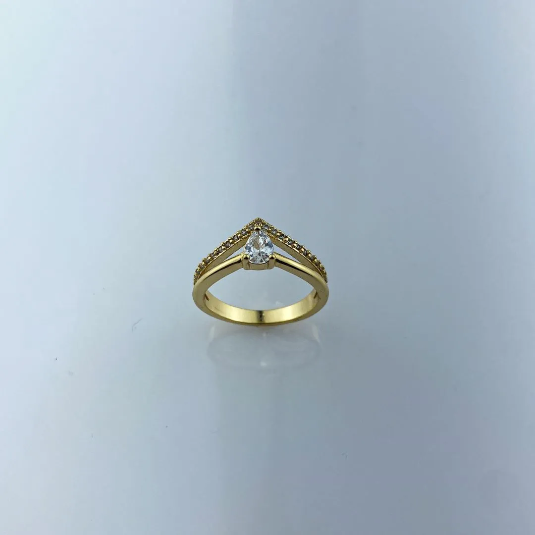 Anel Design em Duplo V com Zircônia Maior e Cravejado com Minizircônias Folheado a Ouro 18k