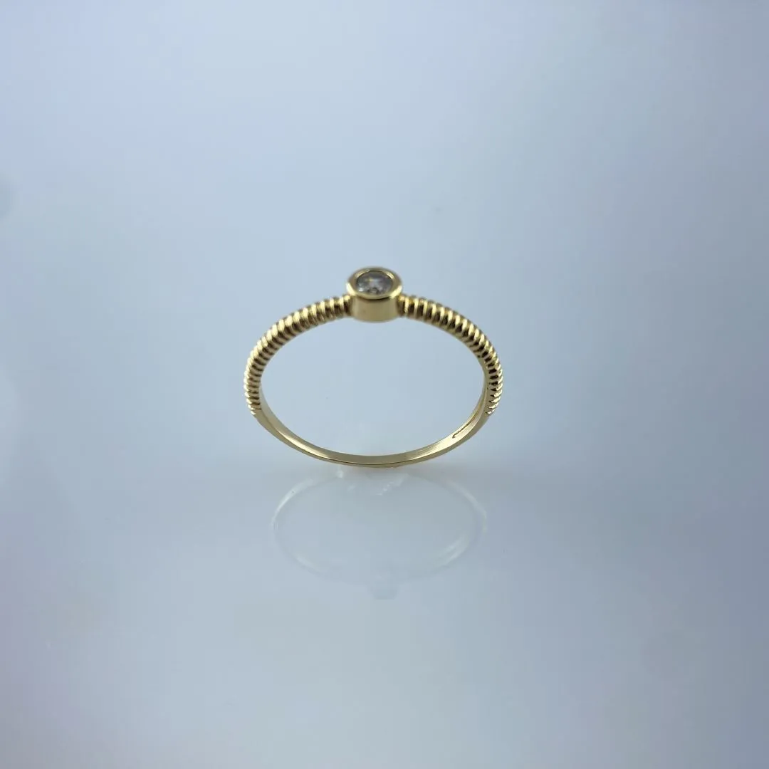 Anel Solitário com Aro Detalhado Folheado a Ouro 18k