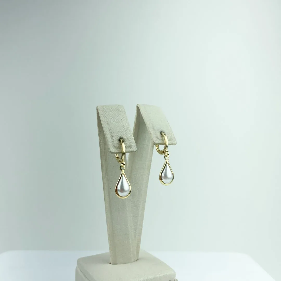Brinco de Pérola Design de Gota Folheado a Ouro 18k