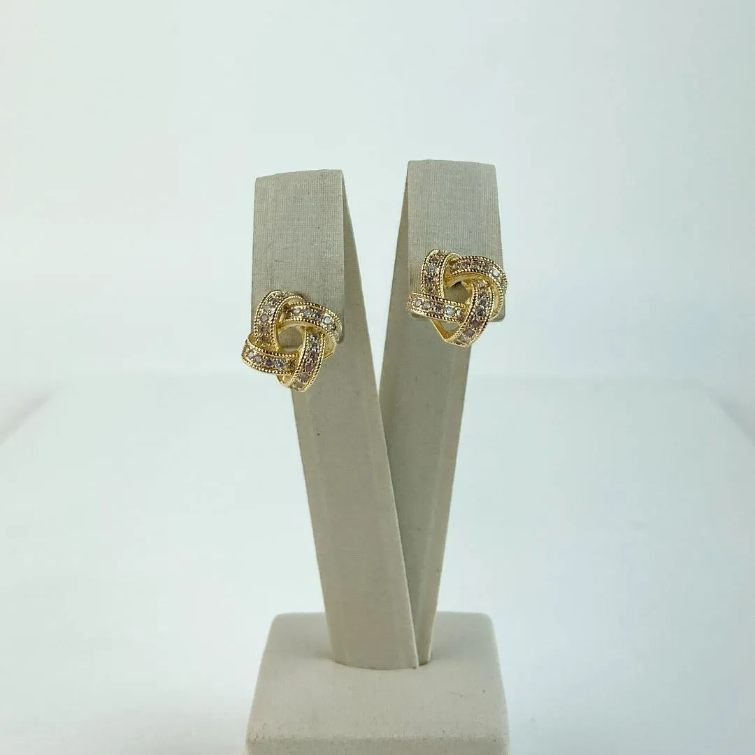 Brinco Entrelaçado Cravejado em Zircônias Folheado a Ouro 18 K