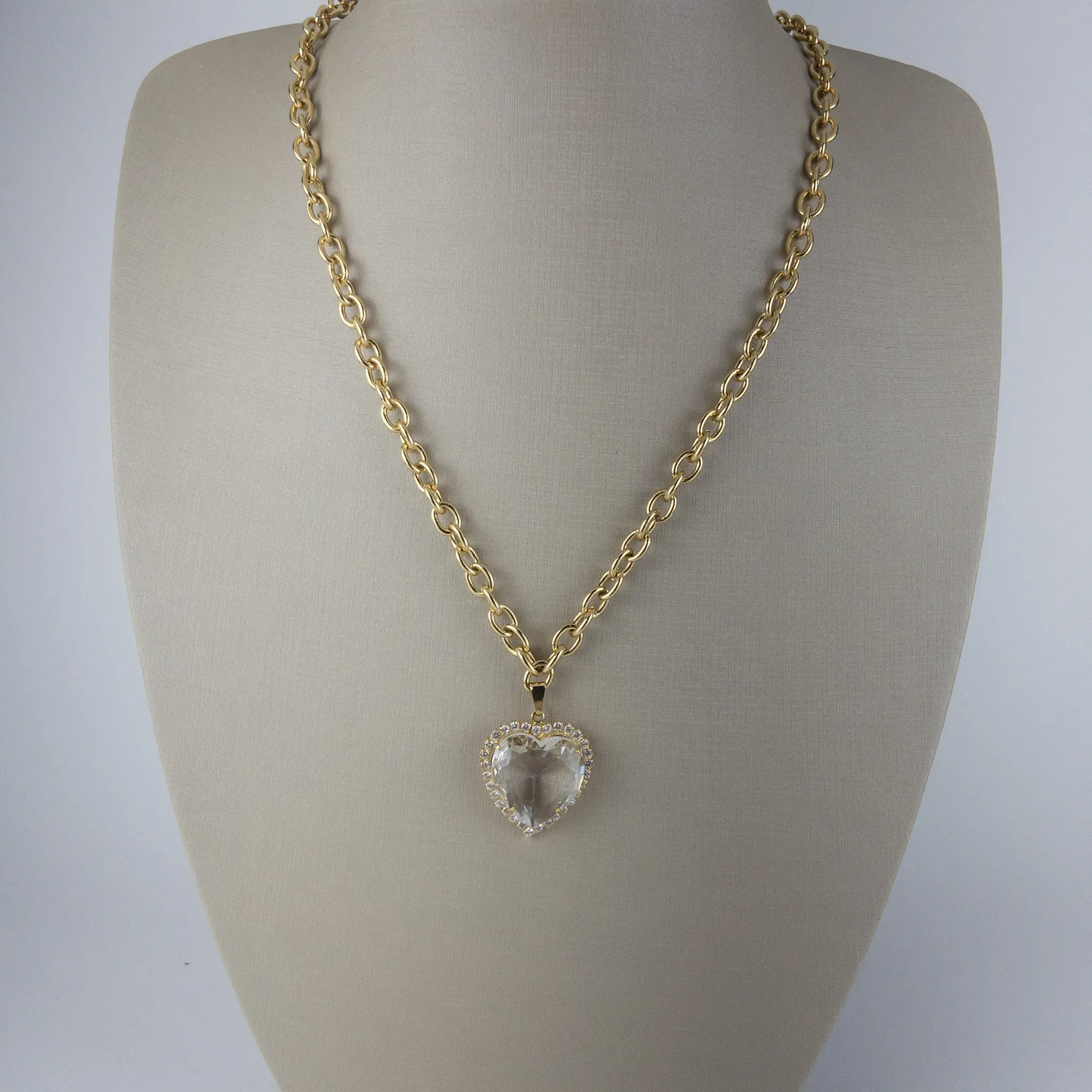 Colar Elo Português Pingente de Coração com o Entorno Cravejado em Zircônias e Pedra Cristal Folheado a Ouro 18k