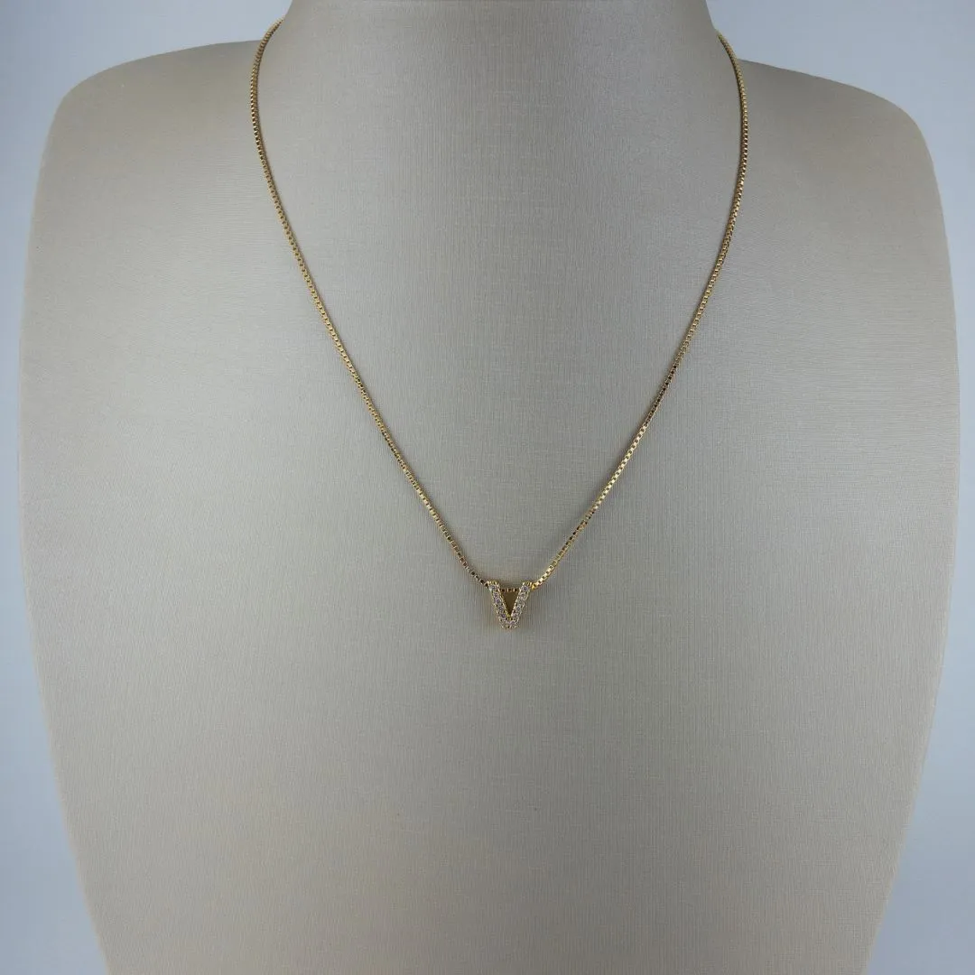 Colar Veneziana com Pingente de Letra V Cravejada de Zircônias Folheado a Ouro 18k