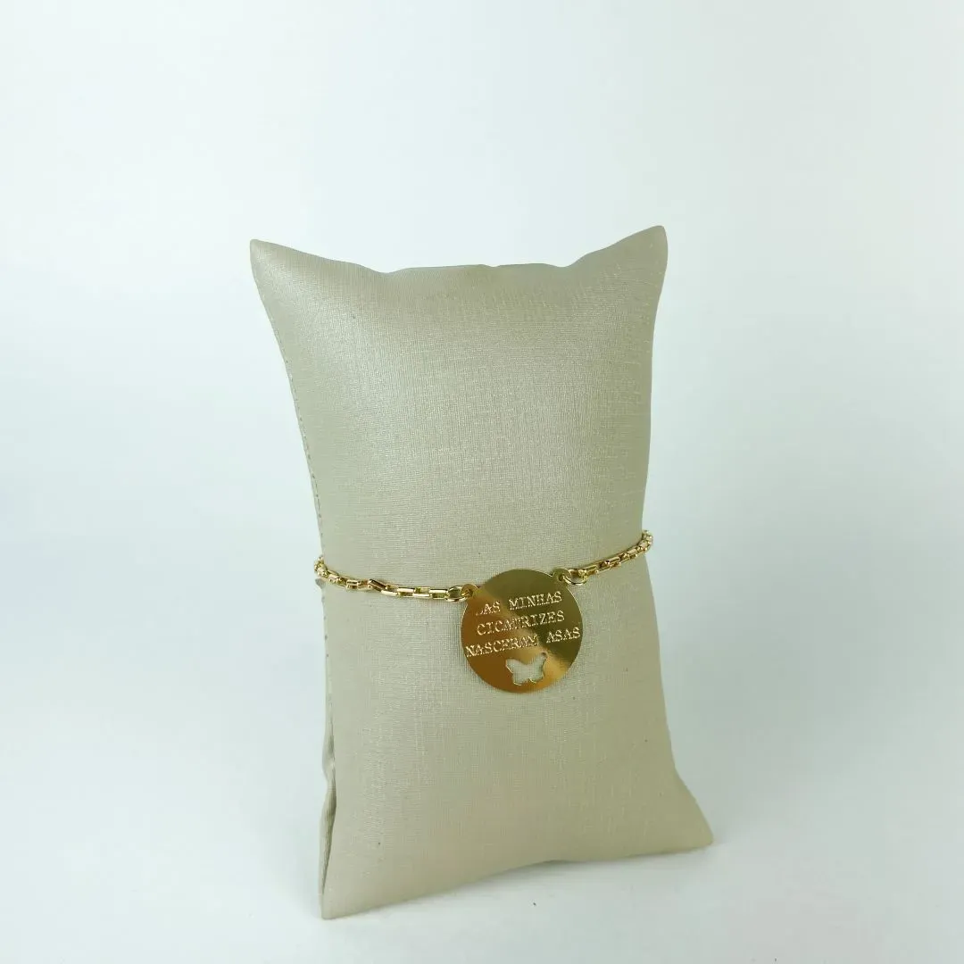 Pulseira Elo Cartier com Pingente Borboleta e Dizeres Folheado a Ouro 18k