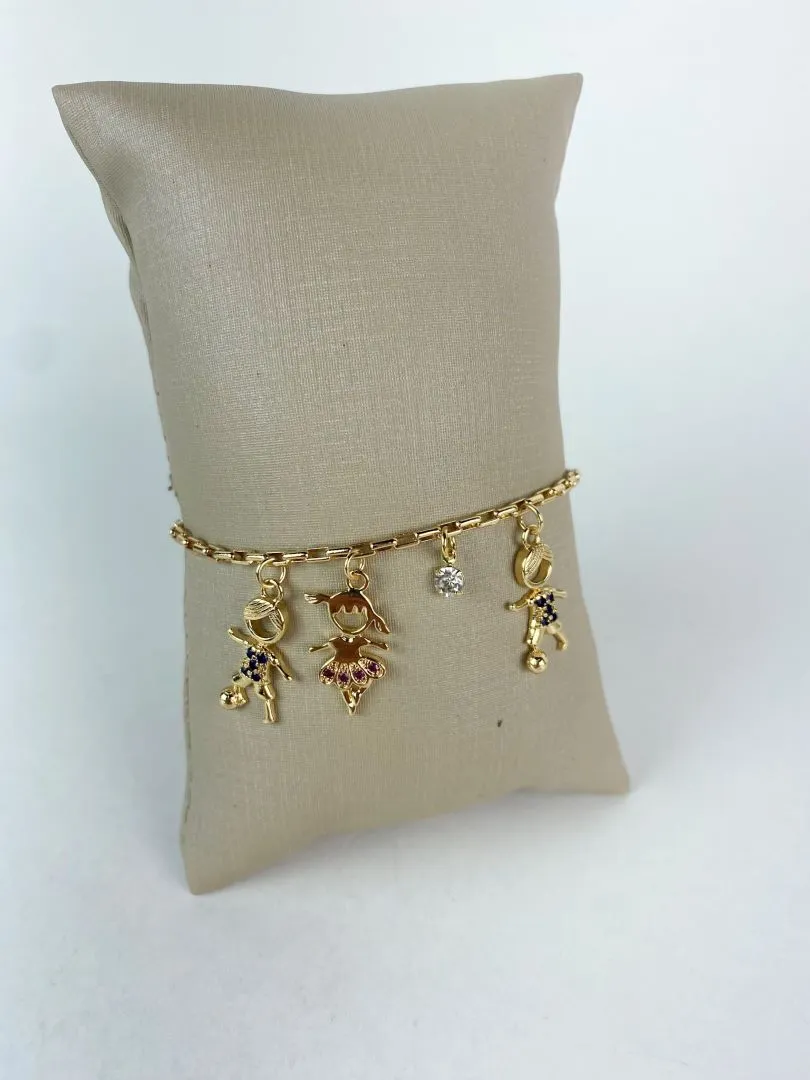 Pulseira Elo Cartier com Pingente Dois Meninos Uma Menina e Ponto de Luz Folheado a Ouro 18k