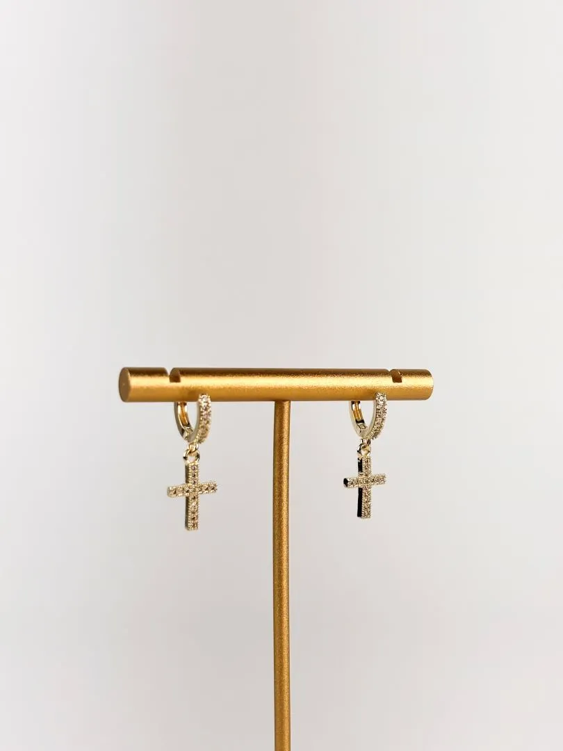 Brinco Argola com Pingente Cruz em Zircônias Folheado a Ouro 18k